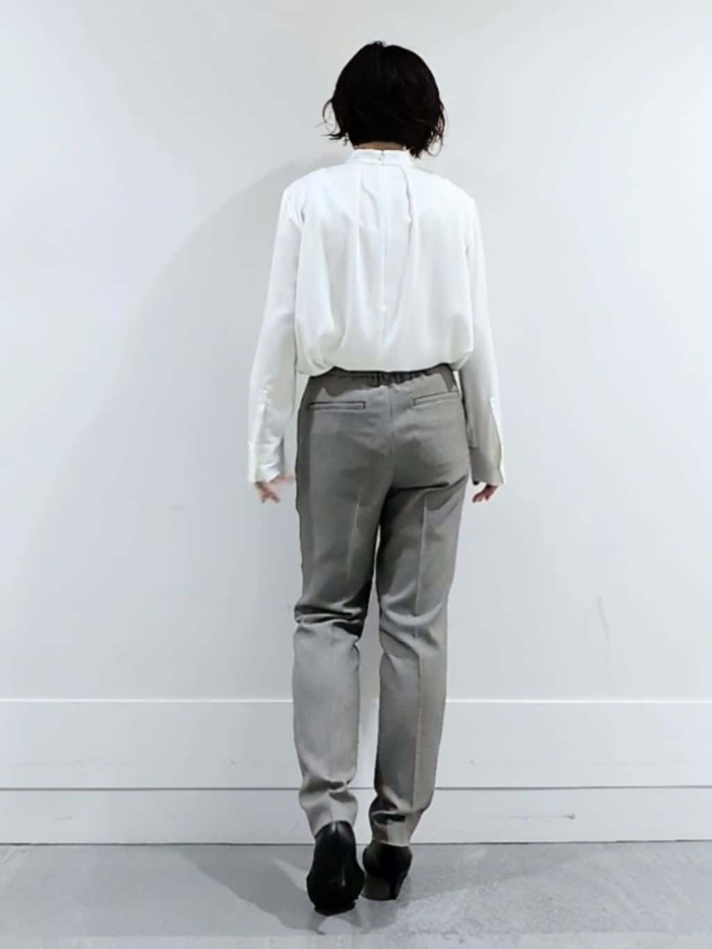 ミズタさんの「UNTITLED｜【きれいめ/お仕事着】サテンドレープブラウス」を使ったコーディネート