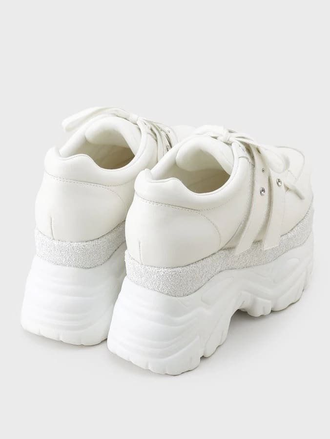 ECCOさんの「ESPERANZA｜ラインストーンスタッズ厚底スニーカー」を使ったコーディネート