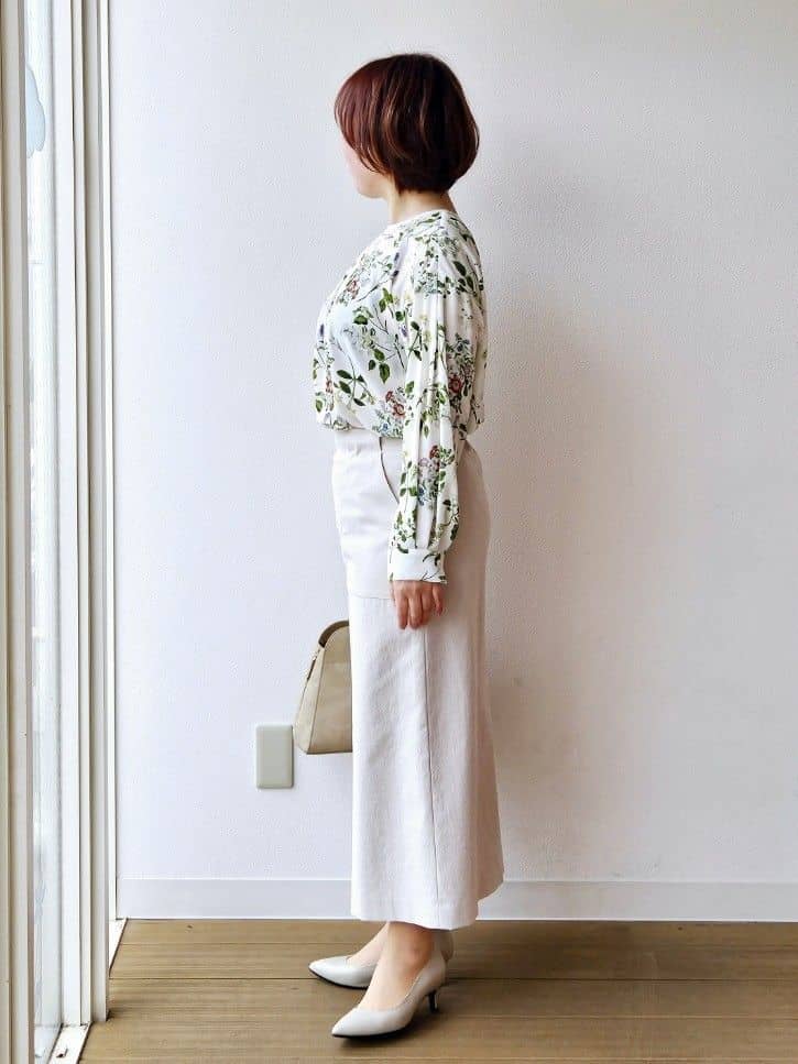 やじまさんの「UNTITLED｜【花柄/洗える】ボタニカルブラウス」を使ったコーディネート