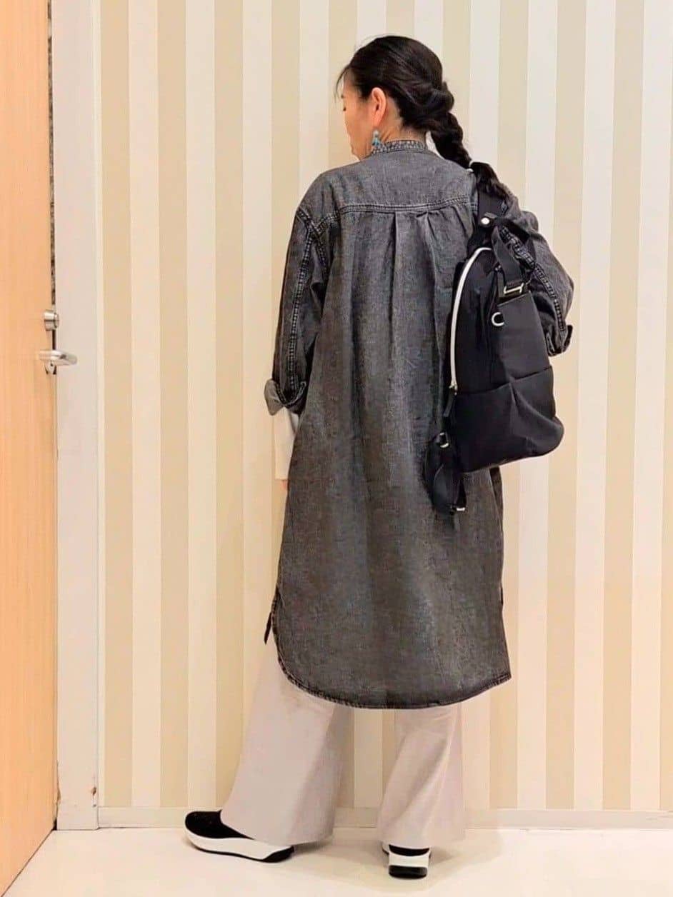 Saoさんの「SHOO･LA･RUE｜【ライトオンスデニム/S-LL/体型カバー】首元すっきり ワンピにもなるロングデニムシャツ」を使ったコーディネート