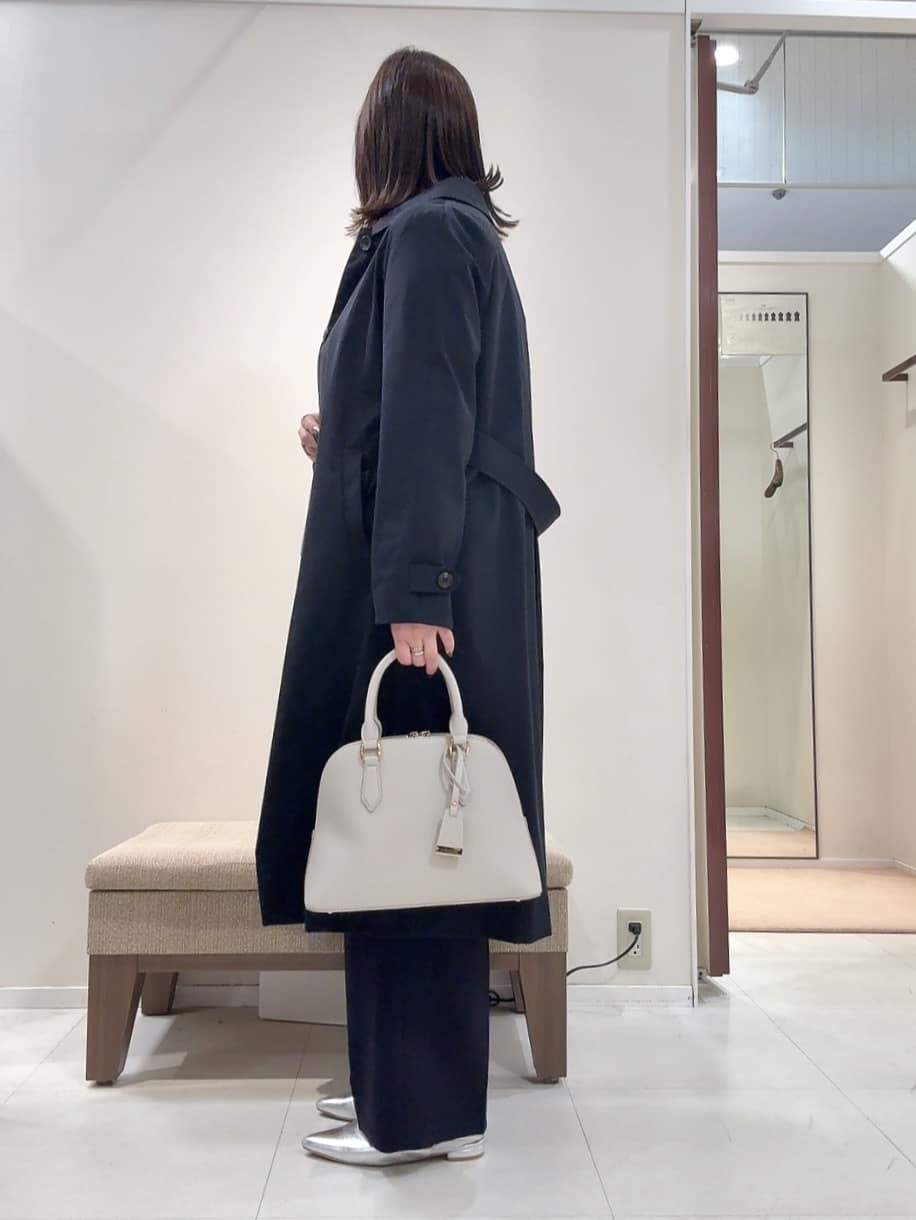 YUIさんの「UNTITLED｜【1枚で着映え/オンオフ着回し】フリルサテンブラウス」を使ったコーディネート