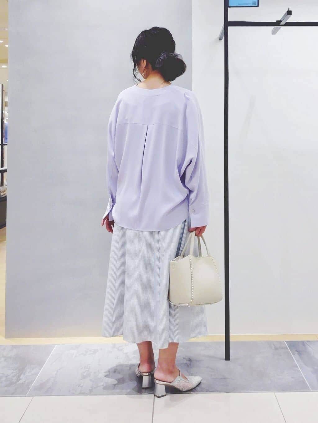 TOMOMIさんの「INDIVI｜【洗える／UVケア／マットサテン】Vネックドルマンスリーブブラウス」を使ったコーディネート