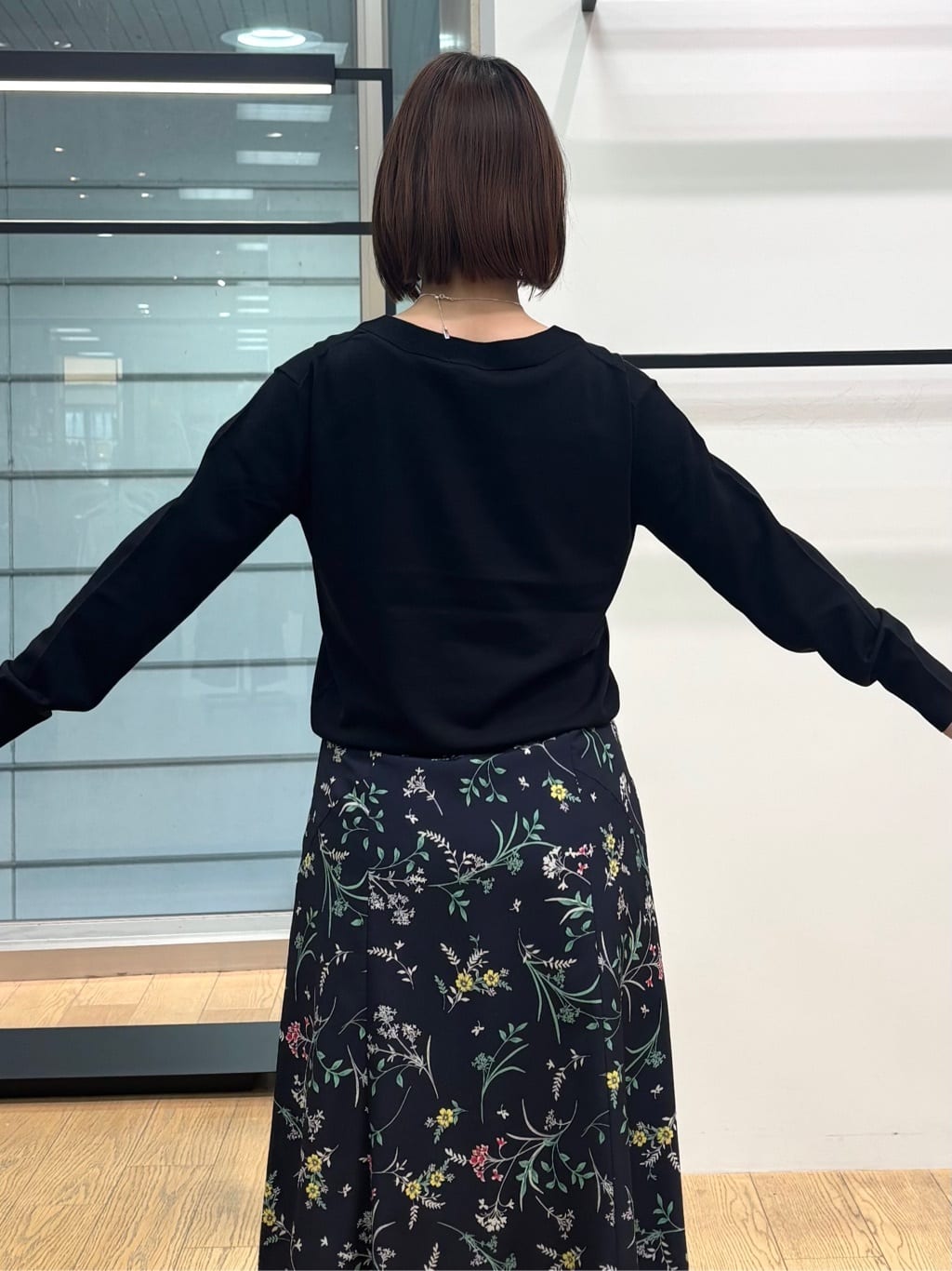 asamiさんの「INDIVI｜【シルク混】きれいめVネックニット」を使ったコーディネート