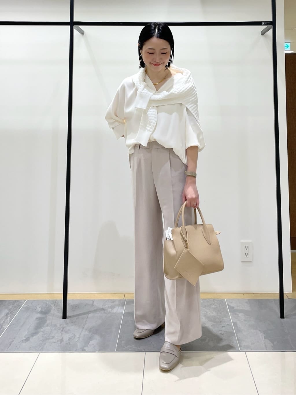 shihoさんの「INDIVI｜【洗える／UVケア／マットサテン】Vネックドルマンスリーブブラウス」を使ったコーディネート