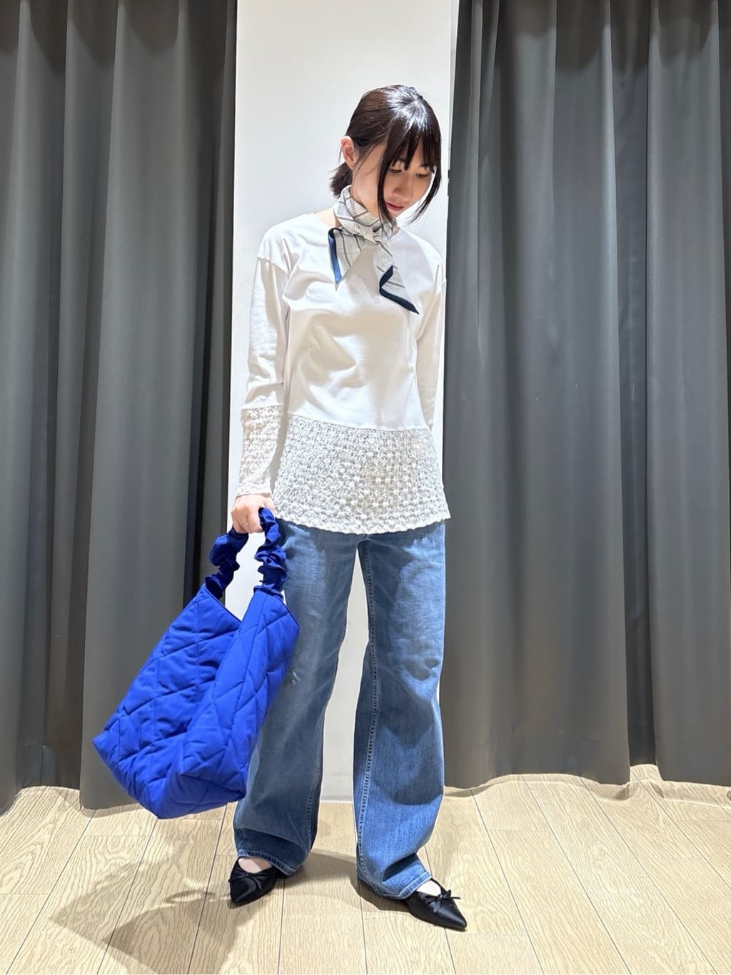 Yoshimiさんの「INDIVI｜【褒められデニム】ワイドストレート デニムパンツ」を使ったコーディネート