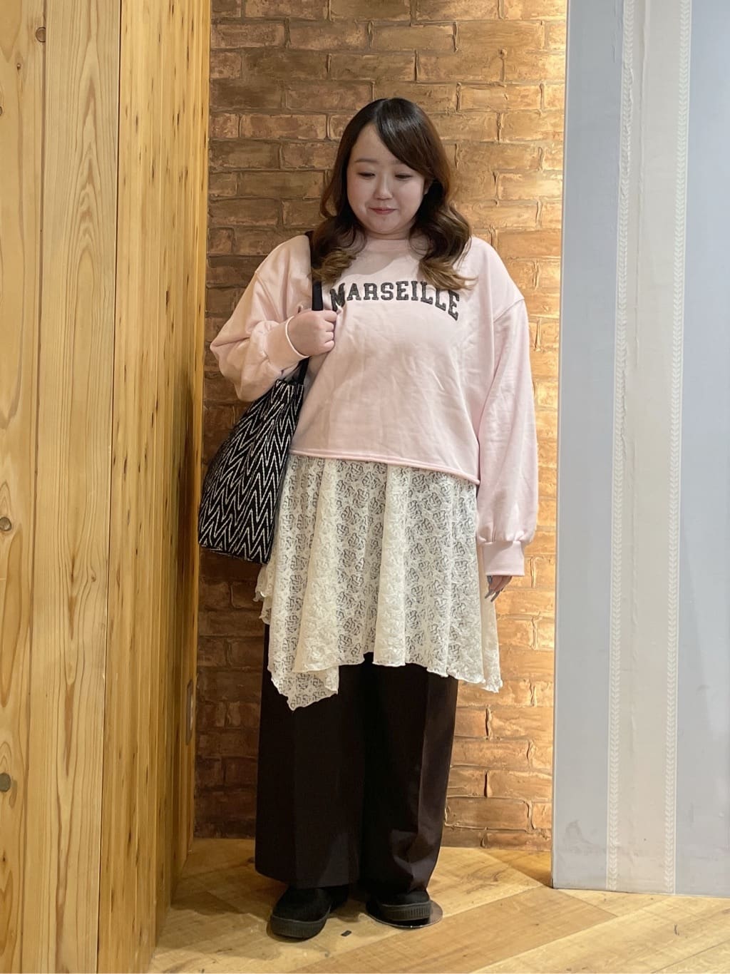 Risaさんの「SHOO･LA･RUE｜【洗濯機可/S-LL】コーデの主役になる ロゴアソート 裏毛スウェット」を使ったコーディネート