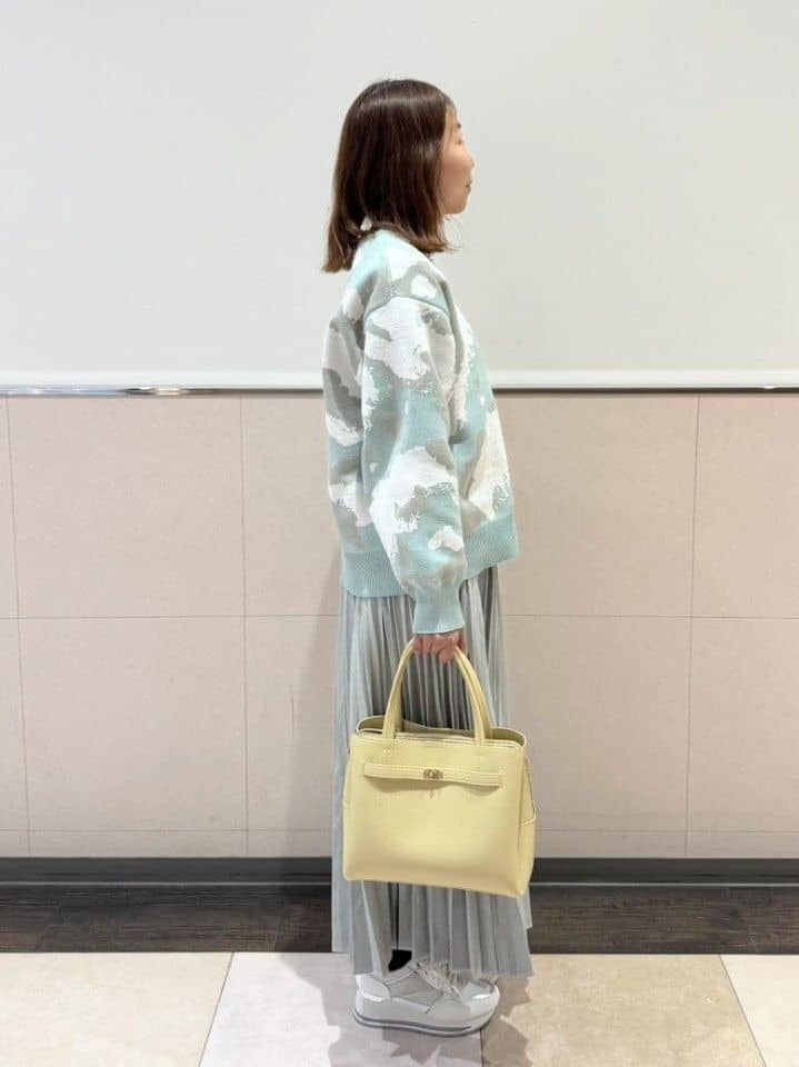 ジュンさんの「SHOO･LA･RUE｜【洗濯機可/S-LL】1枚で華やかに ラメ入りニュアンス柄ニット」を使ったコーディネート