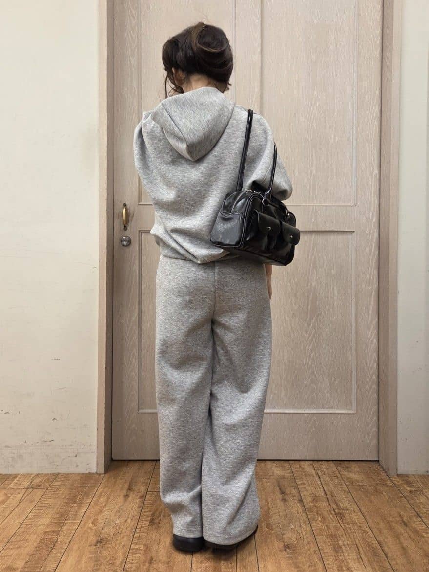 masamiさんの「SHOO･LA･RUE｜【セットアップ可/S-LL/なめらかタッチ】選べる3柄 ロゴ入りプルパーカ」を使ったコーディネート