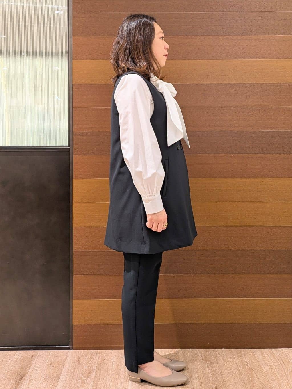 むっちゃんさんの「OPAQUE.CLIP｜《通勤対応》Vネックミドルジレ【洗濯機OK】」を使ったコーディネート