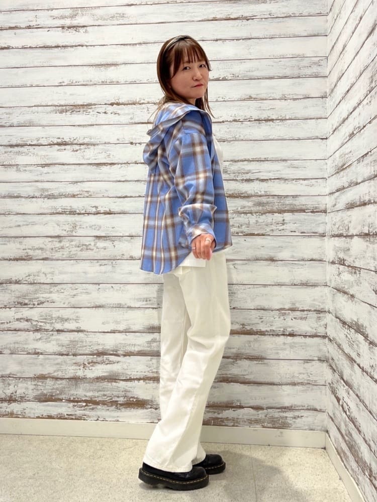 ゆっきーさんの「SHOO･LA･RUE｜【洗濯機可】涼しげで軽やかな チェックシャツパーカ」を使ったコーディネート