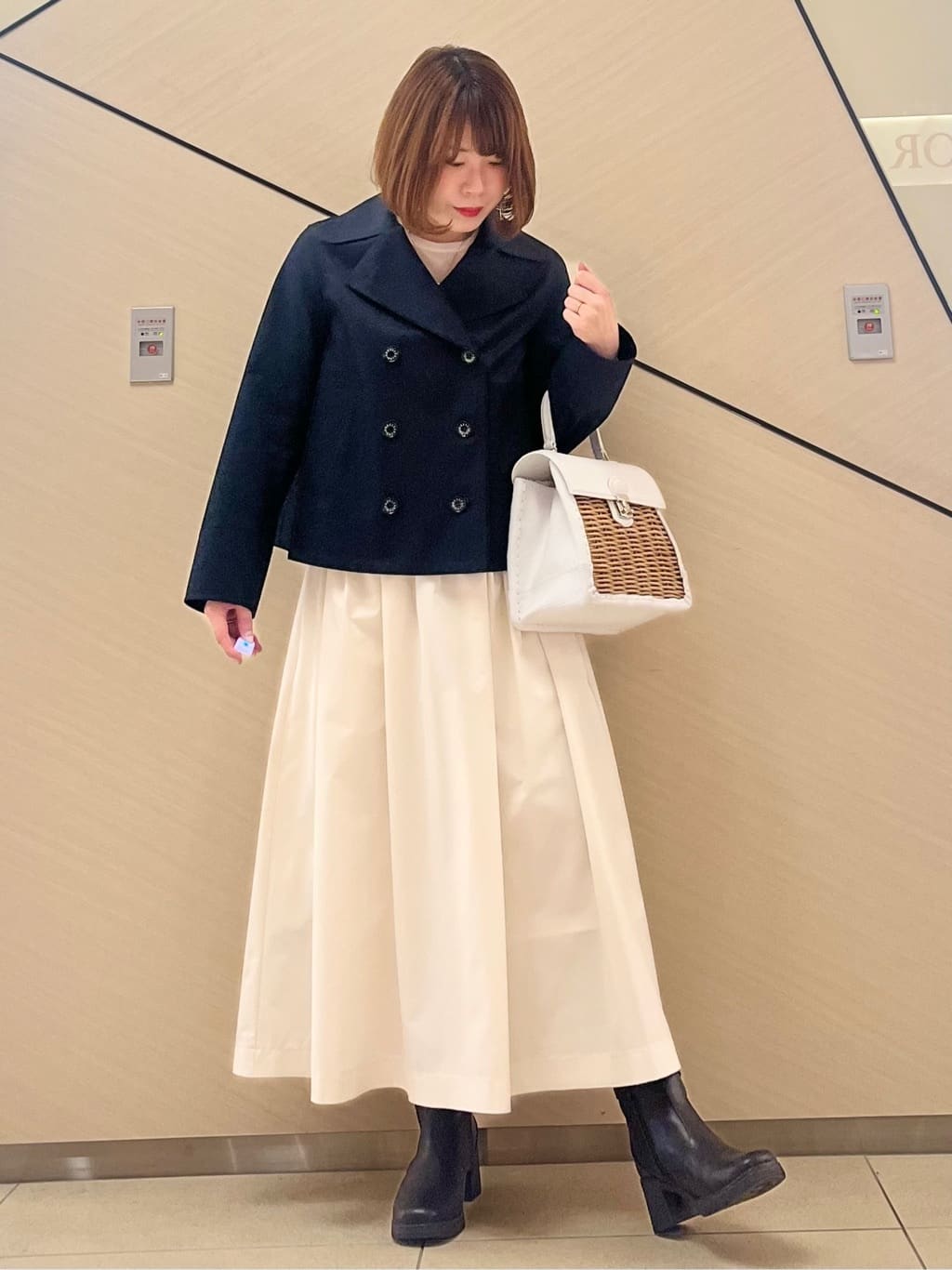 yahataさんの「DRESSTERIOR｜【ウォッシャブル/撥水素材】Aラインショートトレンチジャケット」を使ったコーディネート