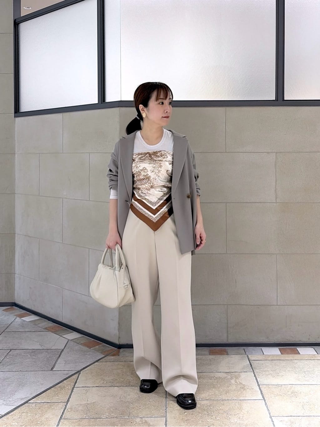 よねさんの「INDIVI｜アートプリントスカーフ」を使ったコーディネート