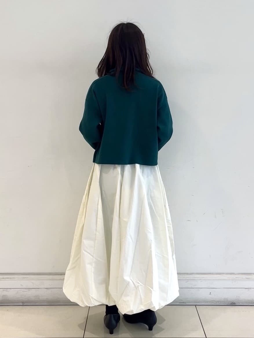saito.さんの「grove｜軽やかに揺れて、旬のムードを纏う エスカルゴバルーンスカート」を使ったコーディネート