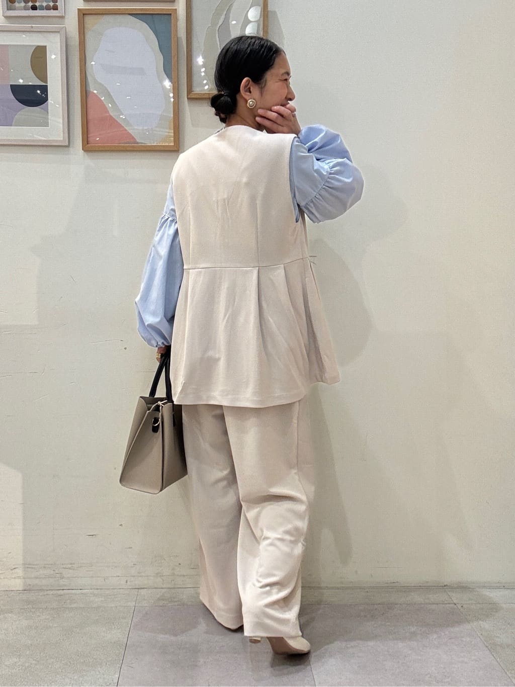 たけぴさんの「SHOO･LA･RUE｜【洗濯機可/S-LL】ふんわりとしたお袖が愛らしい ジレスタイルに合うブラウス」を使ったコーディネート