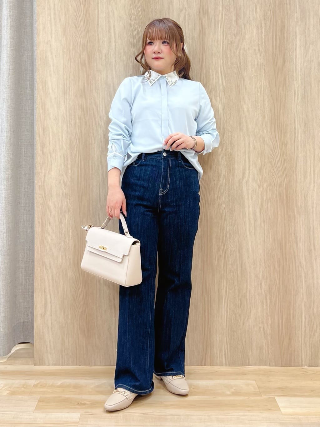 みことさんの「grove｜【選べる着丈】美シルエットデニムソフトフレアーパンツ」を使ったコーディネート