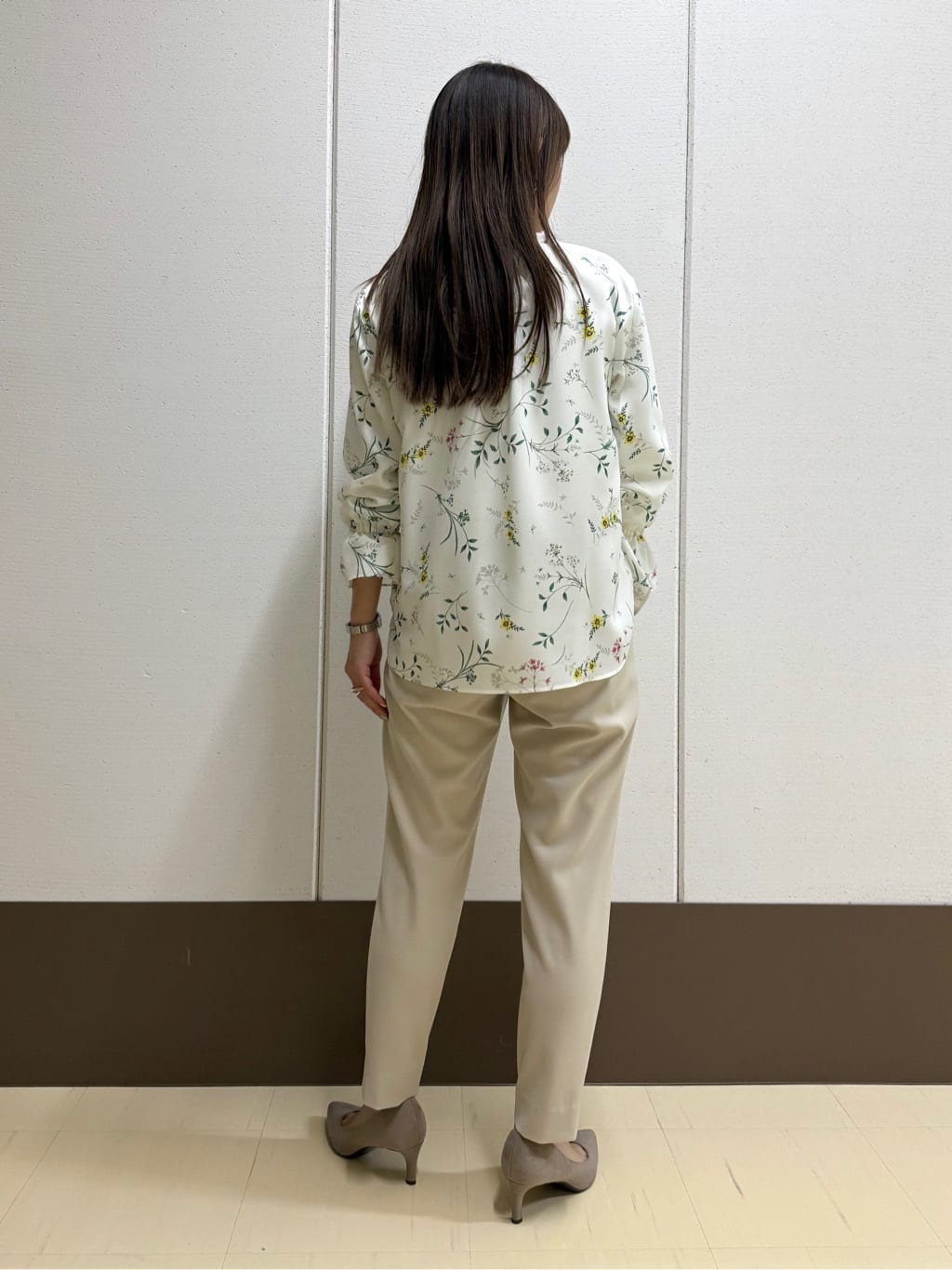 mamiさんの「INDIVI｜【SETUP可能】モダンフラワー柄キャンディスリーブブラウス」を使ったコーディネート