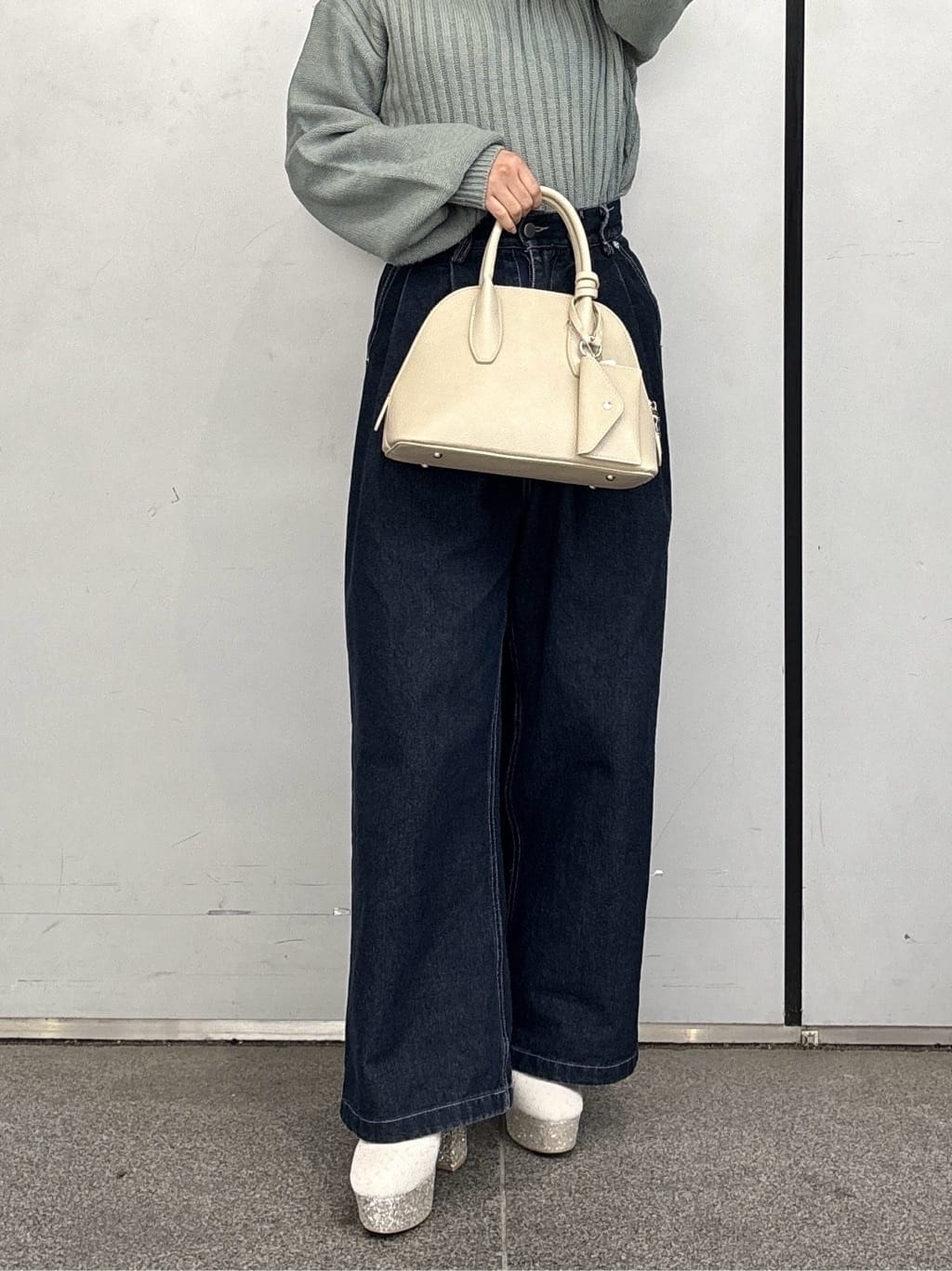 まっきーさんの「ESPERANZA｜【ラク盛り/ショートブーツ】リピーター続出／脚長美脚 バックリボングリッターヒールショートブーツ」を使ったコーディネート