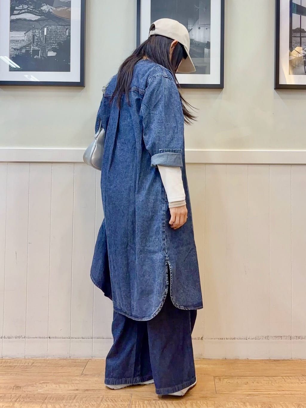 ゆうさんの「SHOO･LA･RUE｜【ライトオンスデニム/S-LL/体型カバー】首元すっきり ワンピにもなるロングデニムシャツ」を使ったコーディネート
