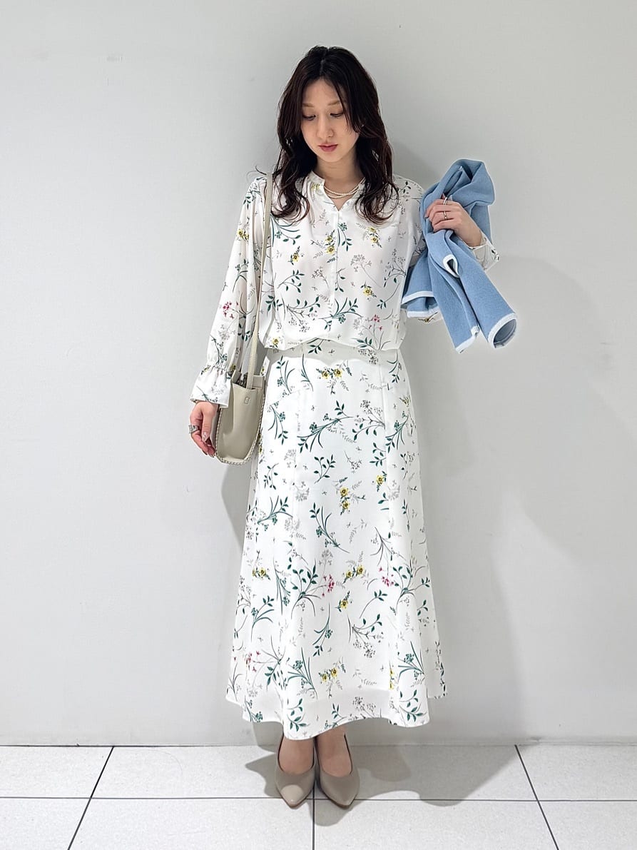 そんさんの「INDIVI｜【SETUP可能】モダンフラワー柄キャンディスリーブブラウス」を使ったコーディネート