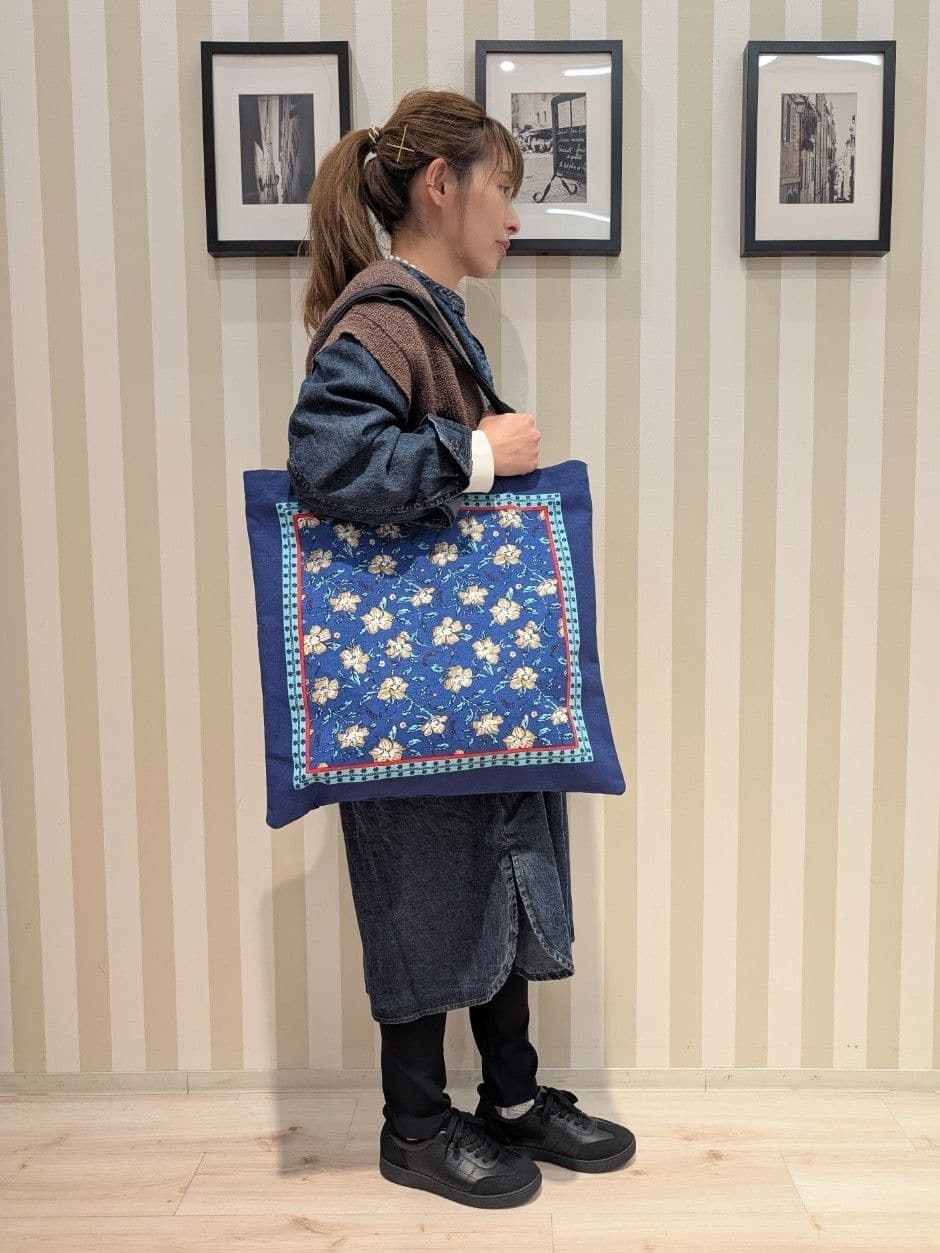 otaさんの「SHOO･LA･RUE｜【ライトオンスデニム/S-LL/体型カバー】首元すっきり ワンピにもなるロングデニムシャツ」を使ったコーディネート