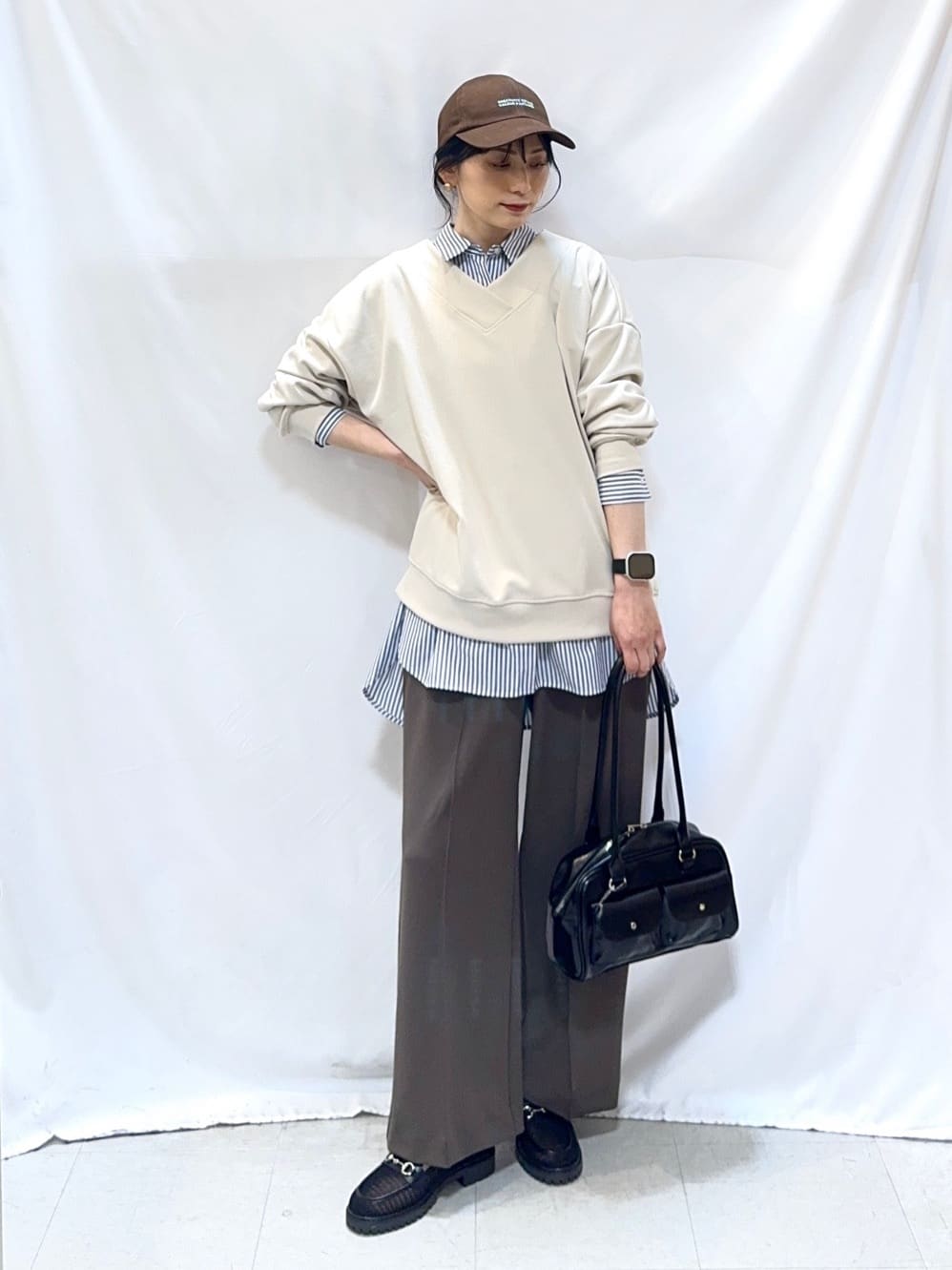 𝐇𝐢𝐫𝐨𝐦𝐢さんの「SHOO･LA･RUE｜【洗濯機可】インせずすっきり見え　優しい雰囲気のVネックトップス」を使ったコーディネート