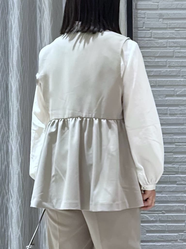 chさんの「THE SHOP TK｜【通勤・きちんと見えに】ダブルクロス ペプラムジレ/セットアップ可」を使ったコーディネート