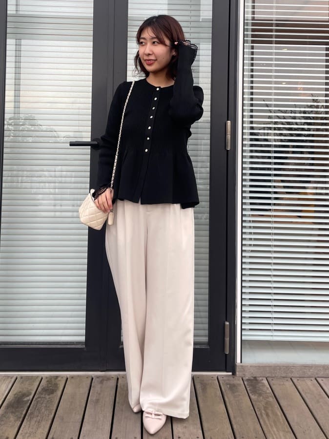 abeさんの「Couture brooch｜【大人かわいい・洗える】ペプラムニットカーディガン」を使ったコーディネート