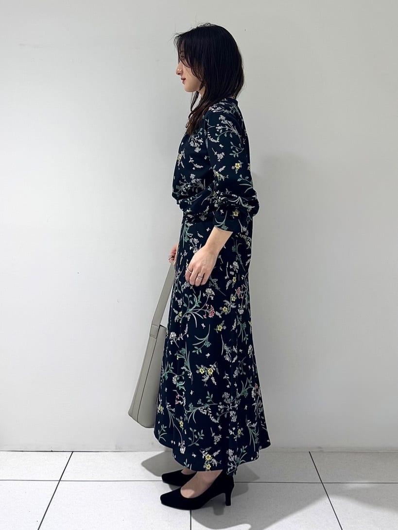 そんさんの「INDIVI｜【SETUP可能】モダンフラワー柄キャンディスリーブブラウス」を使ったコーディネート
