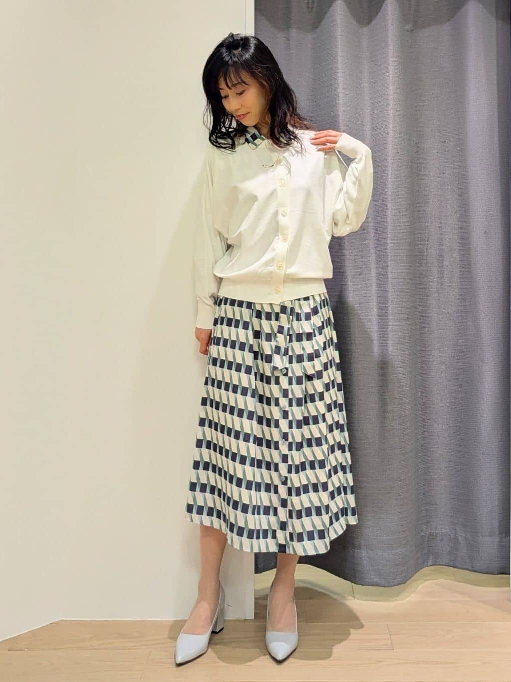 miiさんの「INDIVI｜【洗える／前後2WAY／アンサンブル可能】ドルマンスリーブカーディガン」を使ったコーディネート