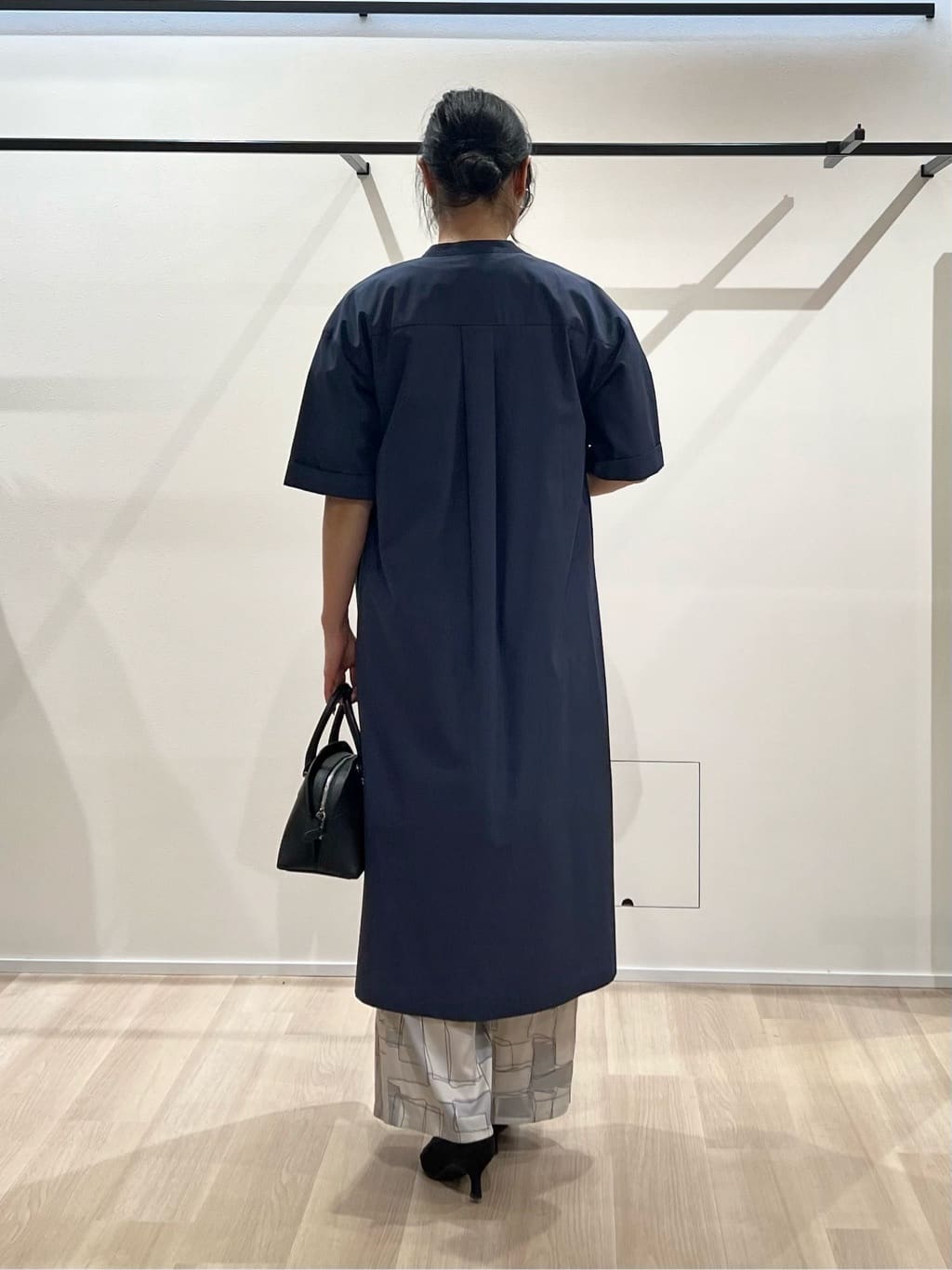 TOMOMIさんの「UNTITLED｜◆【洗える/前開きボタン】シャンブレーシャツワンピース」を使ったコーディネート