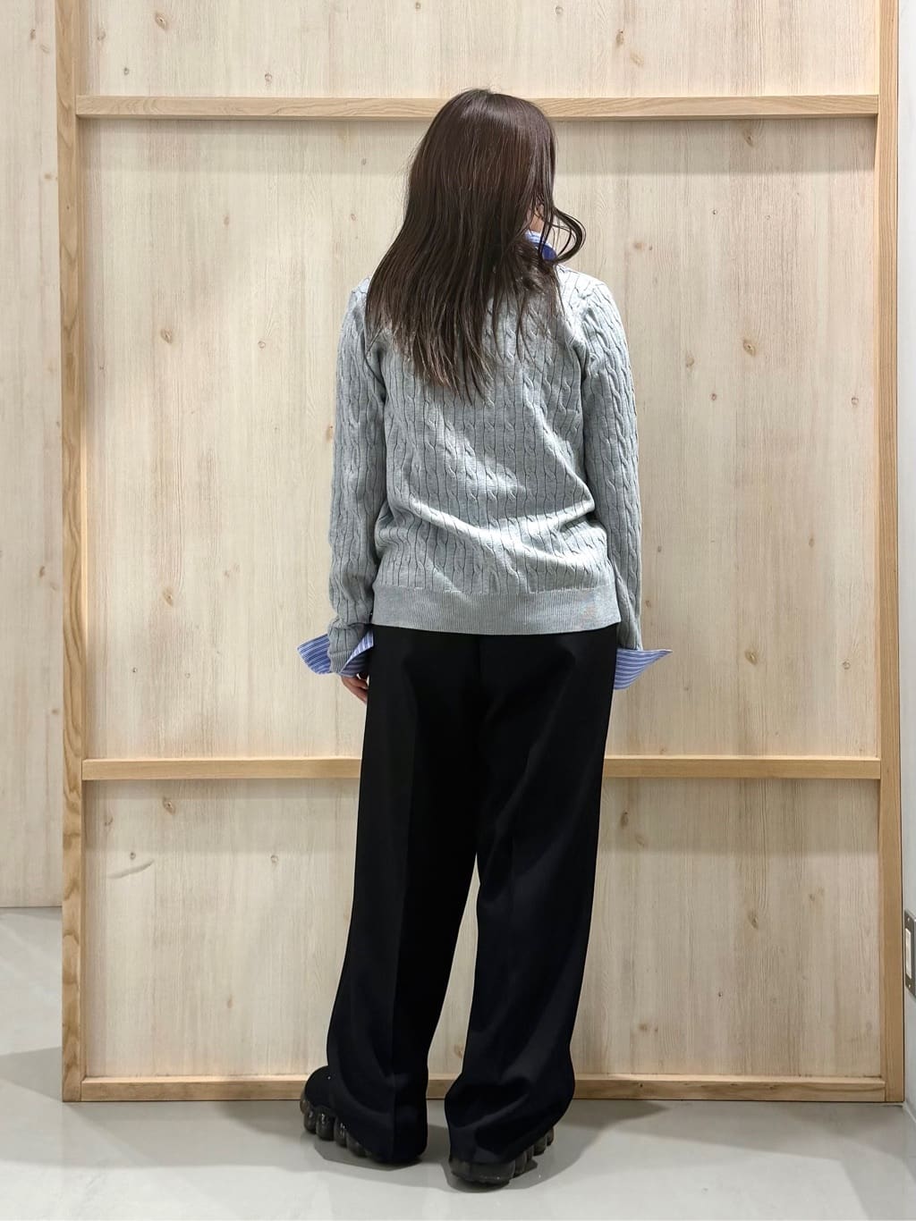 nanaさんの「THE SHOP TK｜【1枚でスタイル決まる】シャツレイヤード風 襟付ケーブルニット」を使ったコーディネート