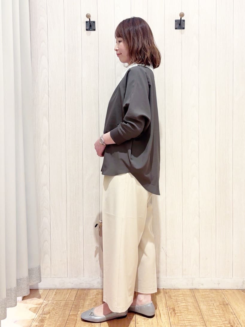 あいこさんの「SHOO･LA･RUE｜【着丈選べる/体型カバー/洗濯機可】さらさらとろん ドルマンブラウス」を使ったコーディネート