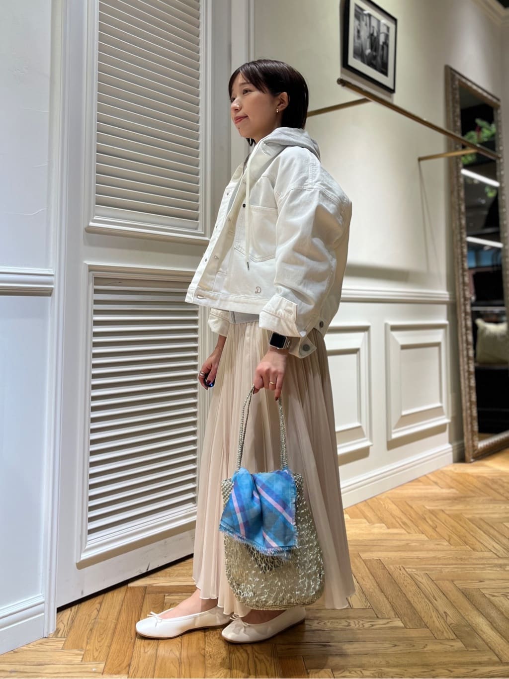 つじ まこさんの「DRESSTERIOR｜【ウォッシャブル】バンドカラー ホワイトＧジャン」を使ったコーディネート