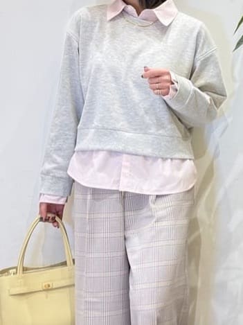 misakiさんの「SHOO･LA･RUE｜【洗濯機可】1枚でサマ見え シャツレイヤード風 スウェット」を使ったコーディネート