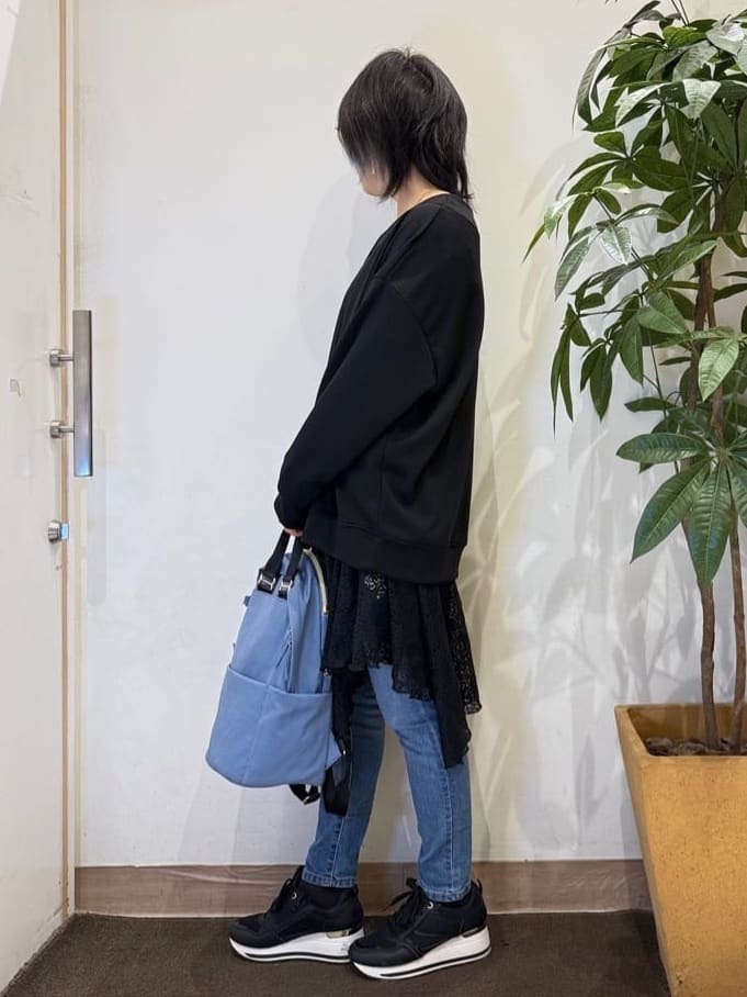 misakiさんの「SHOO･LA･RUE｜【洗濯機可】インせずすっきり見え　優しい雰囲気のVネックトップス」を使ったコーディネート