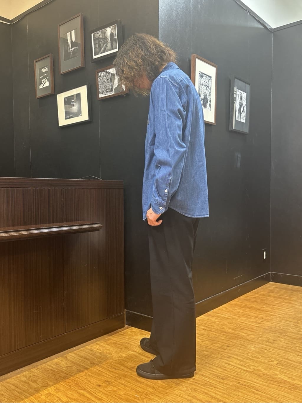 おーのさんの「TAKEO KIKUCHI｜【BOWLER HAT LABEL】Tエンブレム デニムシャツ」を使ったコーディネート