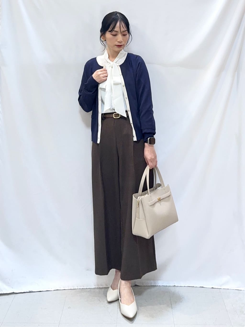 𝐇𝐢𝐫𝐨𝐦𝐢さんの「SHOO･LA･RUE｜【洗濯機可/S-3L】リボンボウタイが魅力　大人の華やかブラウス」を使ったコーディネート