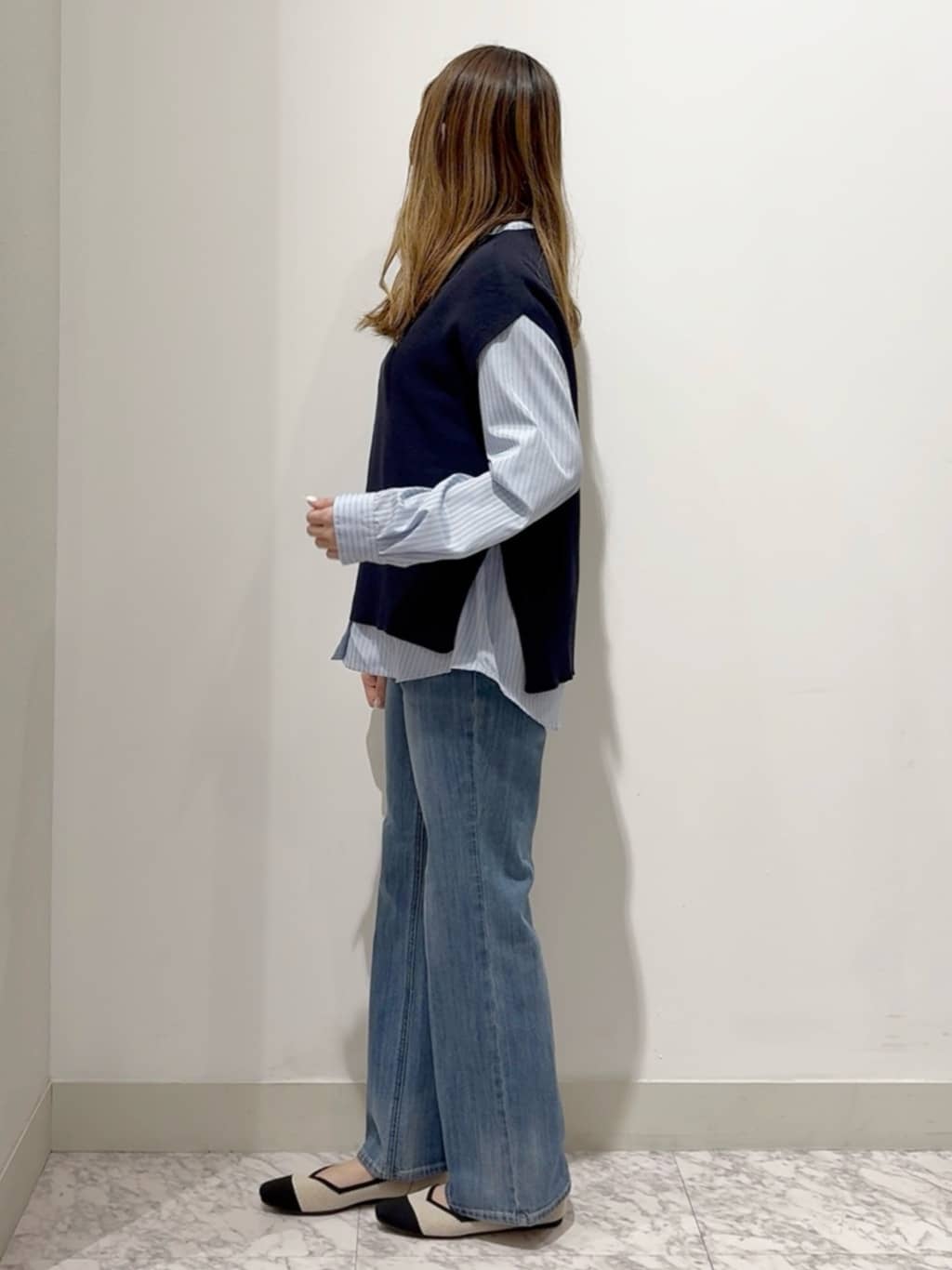 しかっちさんの「grove｜【2点SET】一枚でコーデが決まる！ニットベスト&times;シャツSET」を使ったコーディネート