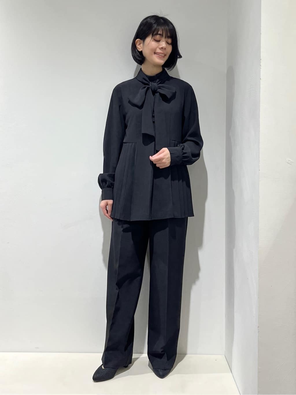 Fujiharuさんの「grove｜【マシンウォッシュ/防シワ/UVカット】裾プリーツ取り外しボウタイブラウス」を使ったコーディネート