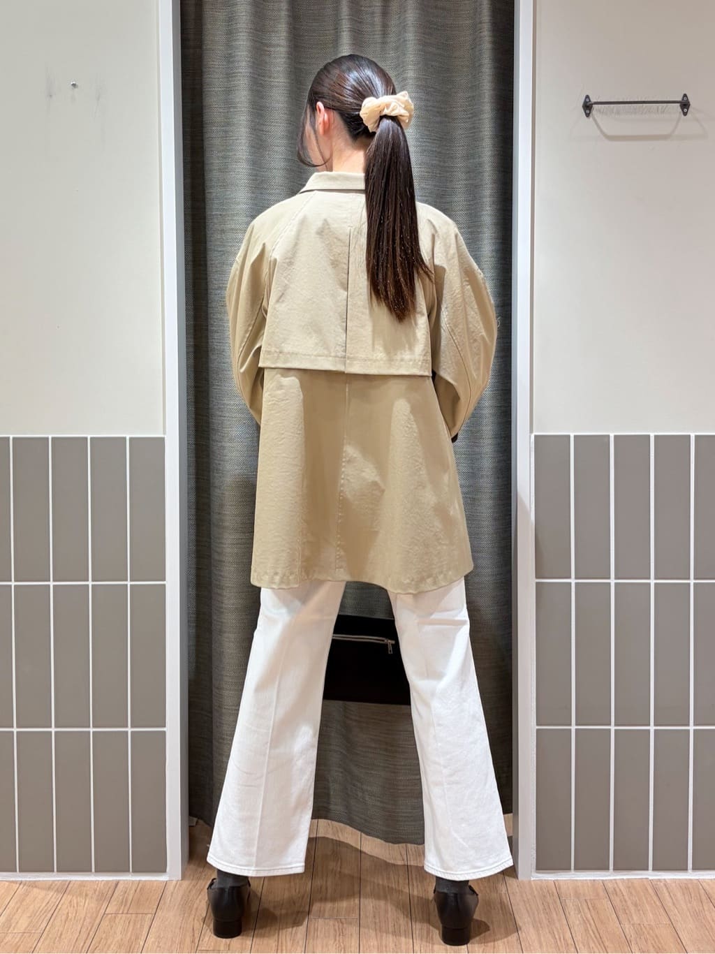 Kotoさんの「grove｜【撥水／シルエット2WAY】羽織るだけでサマになる、スタンドネックテントラインコート」を使ったコーディネート