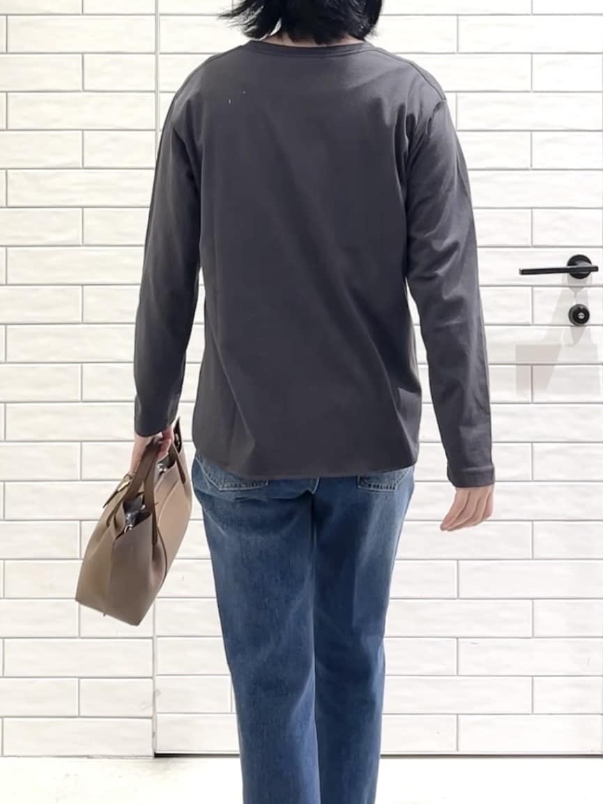 しおりさんの「OPAQUE.CLIP｜ロゴプリントロングTシャツ【洗濯機OK】」を使ったコーディネート