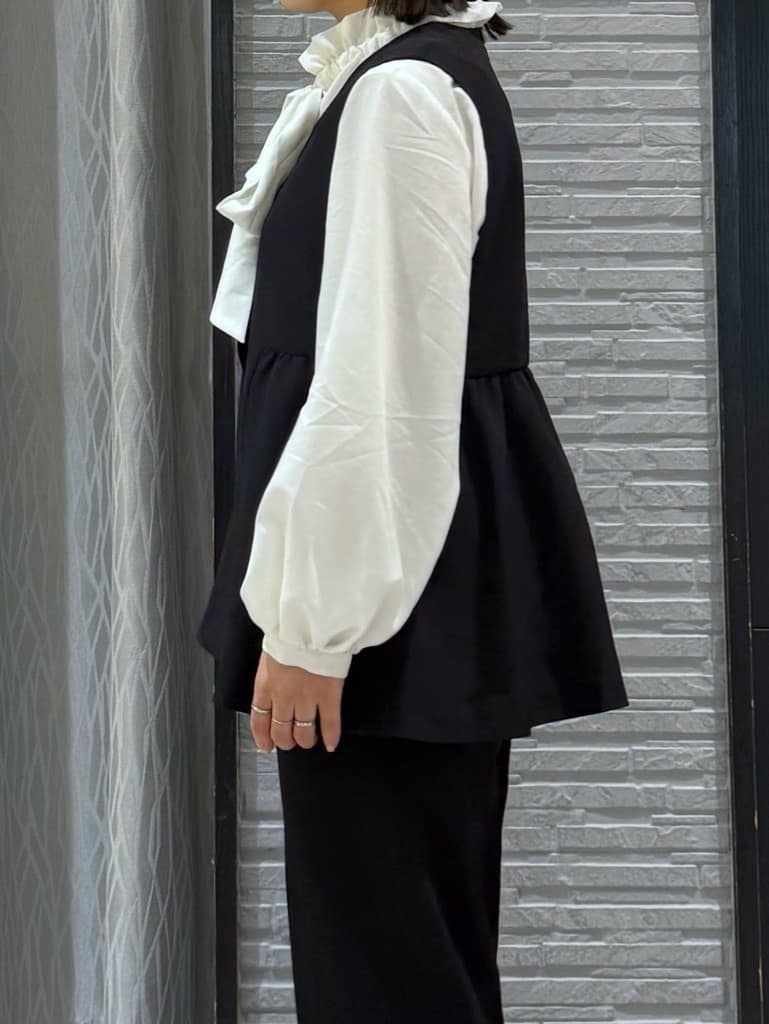 chさんの「THE SHOP TK｜【通勤・きちんと見えに】ダブルクロス ペプラムジレ/セットアップ可」を使ったコーディネート