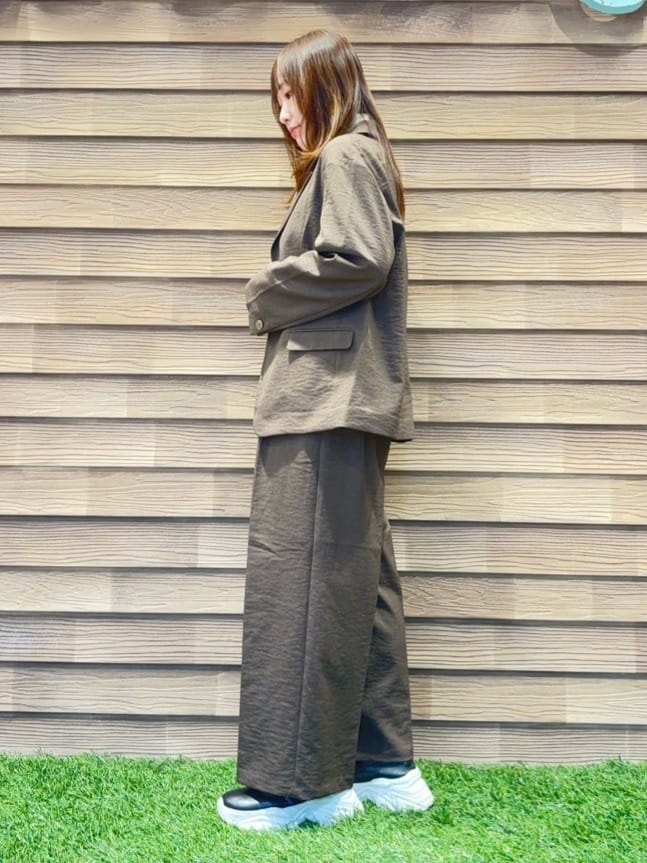 himiさんの「SHOO･LA･RUE｜【UV/抗菌防臭/洗濯機可】小さめロゴの大人スムースロンT」を使ったコーディネート