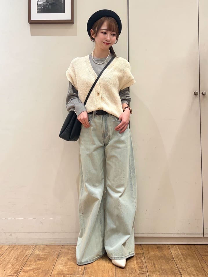 AIRIさんの「SHOO･LA･RUE｜【S-LL/洗濯機可】気軽にレイヤード 前開きざっくりニットベスト」を使ったコーディネート