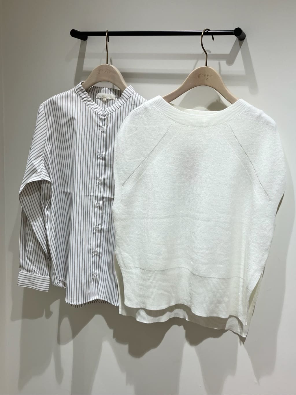 こばさんの「grove｜【2点SET】一枚でコーデが決まる！ニットベスト&times;シャツSET」を使ったコーディネート