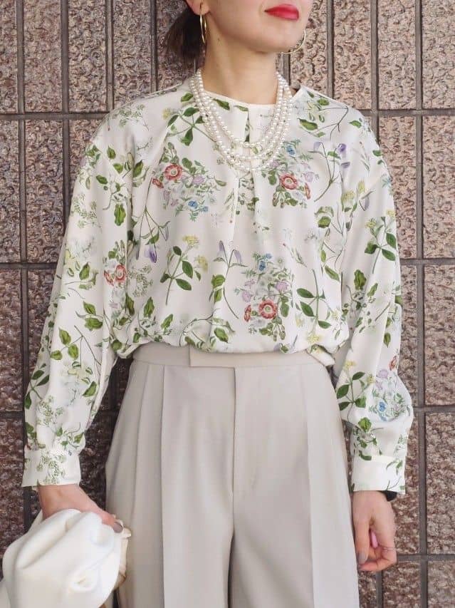 MUTSUKOさんの「UNTITLED｜【花柄/洗える】ボタニカルブラウス」を使ったコーディネート