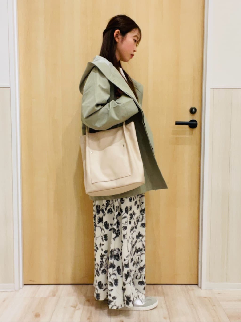 minamiさんの「SHOO･LA･RUE｜【防花粉/洗濯機可/S-LL】ゆったり着られる 大人のテントフーディージャケット」を使ったコーディネート