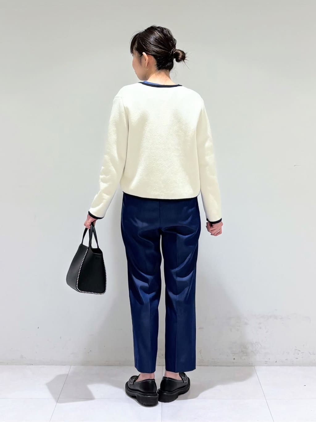 tsuyuさんの「INDIVI｜【ミドルサイズ／合皮／ショルダー付】スタッズ風メタルバッグ」を使ったコーディネート
