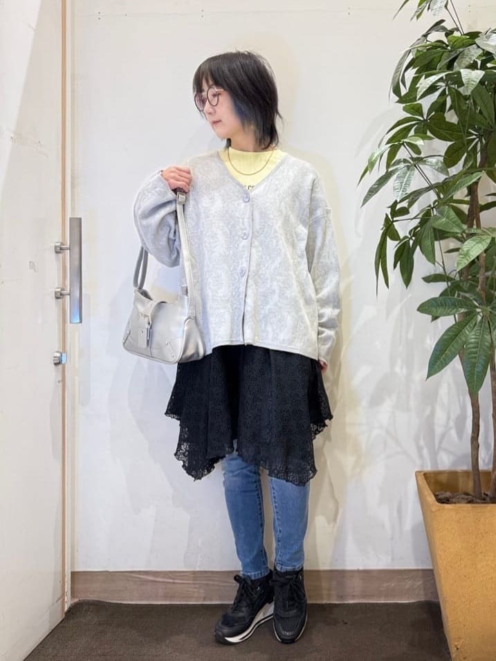 misakiさんの「SHOO･LA･RUE｜【洗濯機可/S-LL】幾何柄風デザインがアクセント ゆるVネックカーディガン」を使ったコーディネート