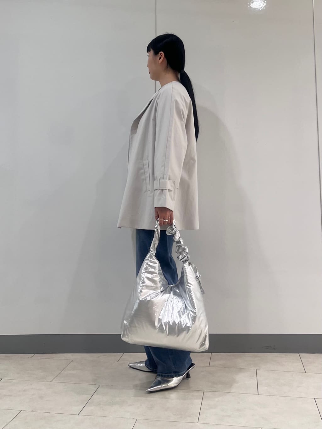 hasuさんの「INDIVI｜【撥水/軽量】ミドル丈 ミニマルトレンチコート」を使ったコーディネート